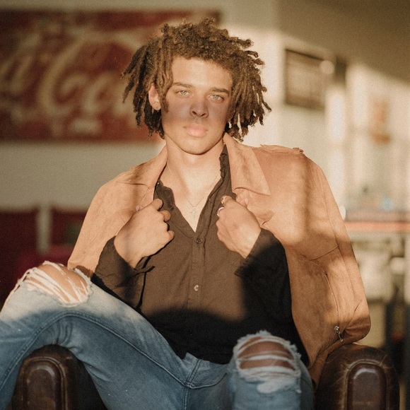 Meet your Posher, Donovan - Picture 1 of 1